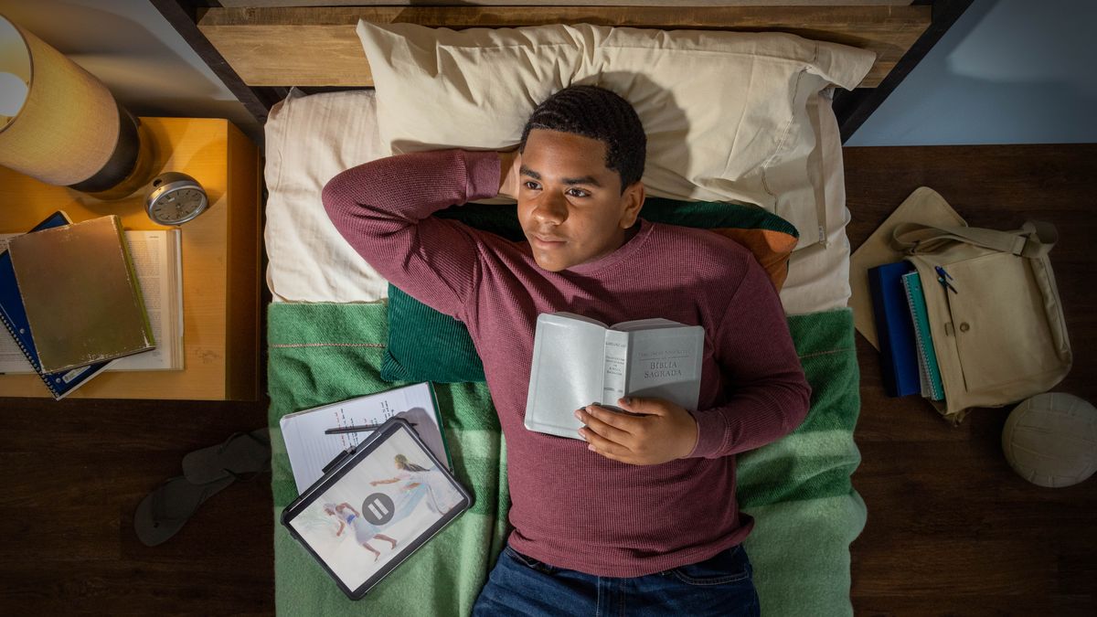 Teenager přemýšlí o tom, co zrovna četl v Bibli. Vedle něho je tablet a na obrazovce scéna z videa „Očima teenagera: Jak odolat tlaku mít předmanželský sex?“. Scéna zachycuje Josefa, jak utíká od Potifarovy manželky.