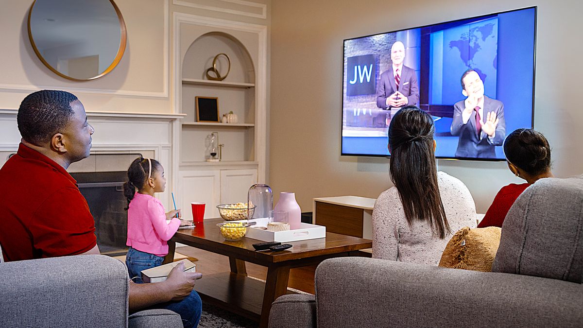 Ta samá rodina se dívá na JW Broadcasting.