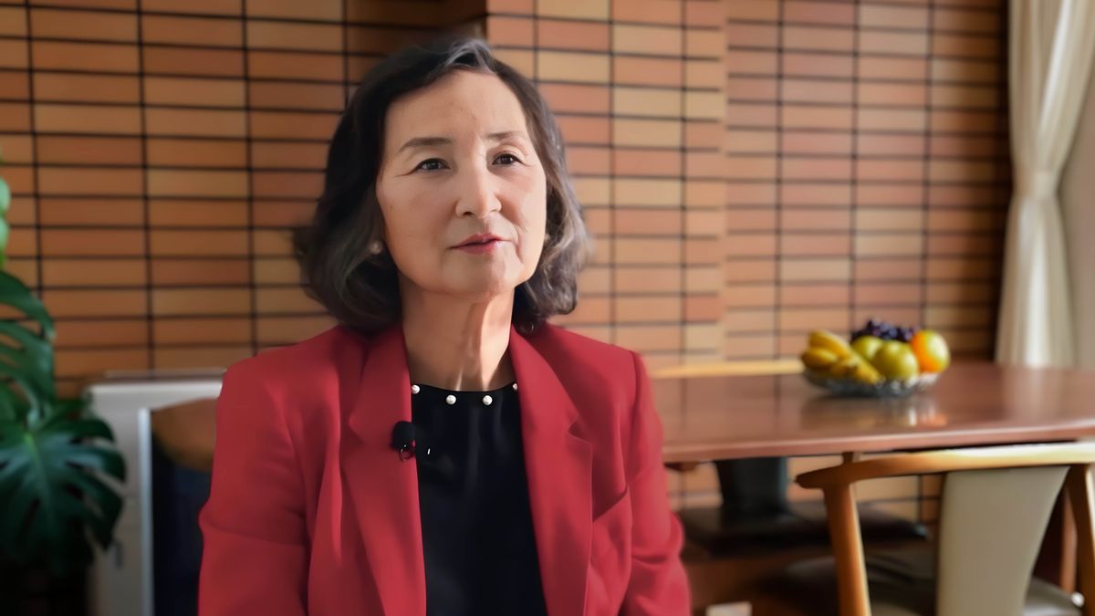Scéna z videa „Úspěšní bojovníci za víru – ti, kdo mají nevěřícího partnera“. Sestra Hideko Sasakiová.