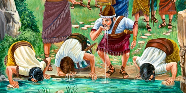 Gideonovi obezřetní vojáci se během pití dívají kolem sebe