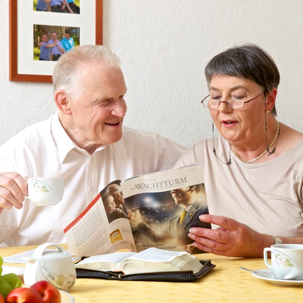 Roswitha a její manžel společně studují biblickou publikaci