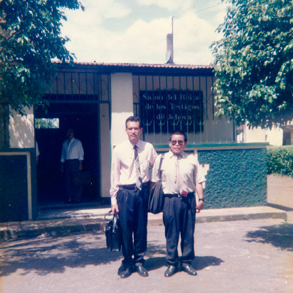 Julio Corio s bratrem, jehož rodina si ho vzala domů