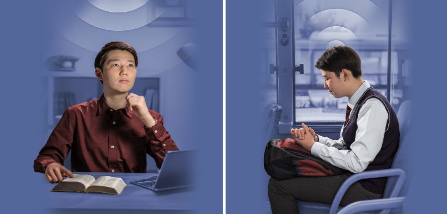 Mladý muž komunikuje s Jehovou, a to tak, že si čte Bibli a modlí se