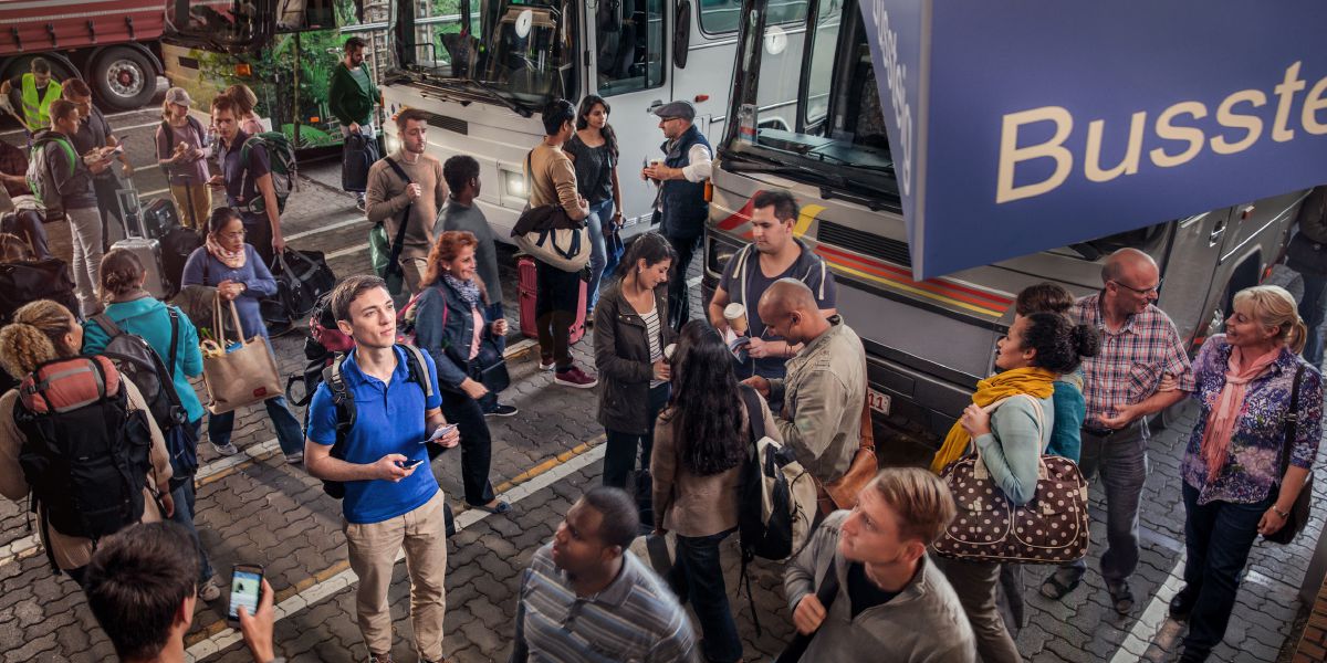 Mladý muž na autobusovém nádraží