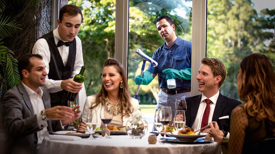 Dva páry se dobře baví a užívají si jídlo v luxusní restauraci. Bratr, který myje okna, je pozoruje a závidí jim
