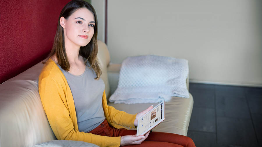 Sestra rozjímá o tom, co si přečetla, a hledá si informace v knize „Vydávej ‚důkladné svědectví o Božím království‘“