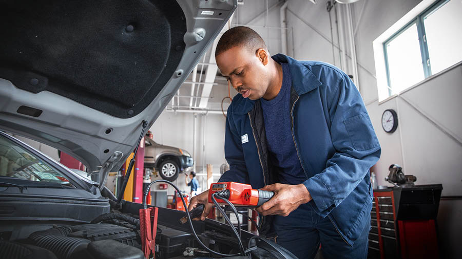 Bratr pracuje jako automechanik