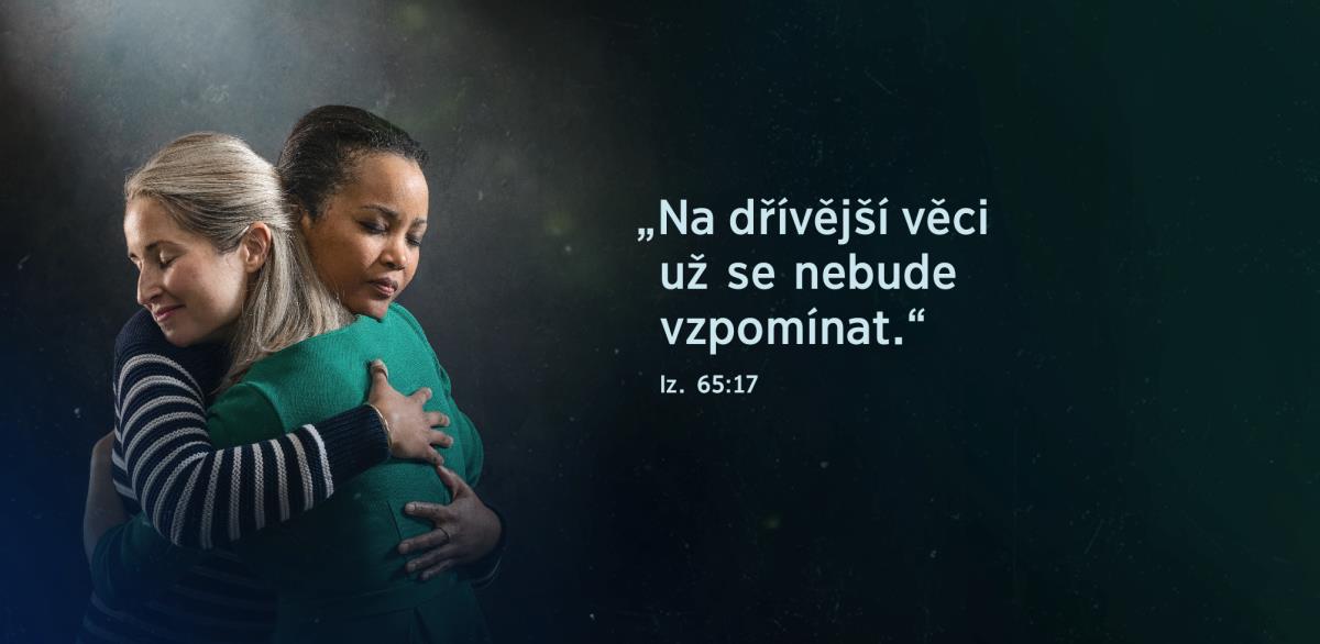 Dvě sestry se objímají a vzájemně se utěšují. Vedle nich jsou slova z Izajáše 65:17: „Na dřívější věci už se nebude vzpomínat“