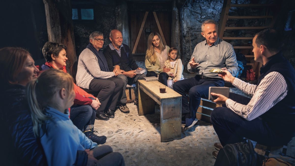 Bratři a sestry slaví Památnou slavnost ve sklepě domu