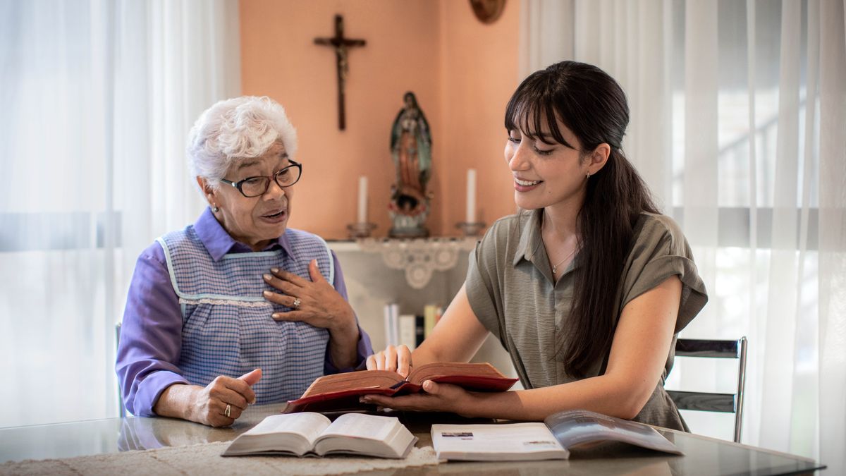 Sestra vede biblické studium se starší ženou, která má na zdi kříž a na stolku modlu. Žena je ohromená, když vidí Boží jméno ve své vlastní Bibli.