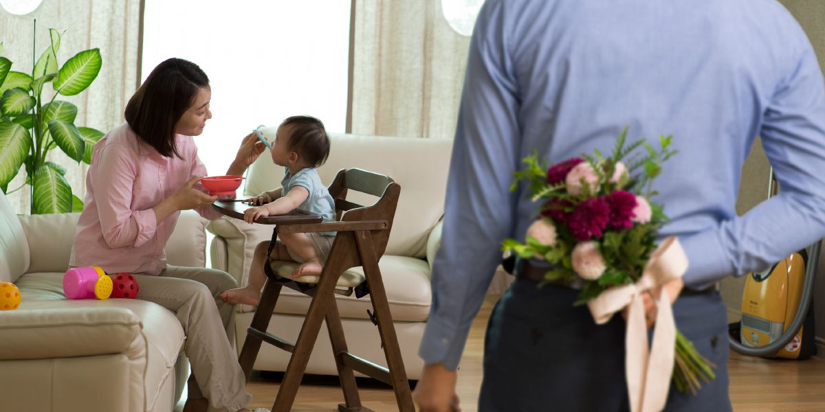 Un hombre va a sorprender a su esposa con un ramo de flores