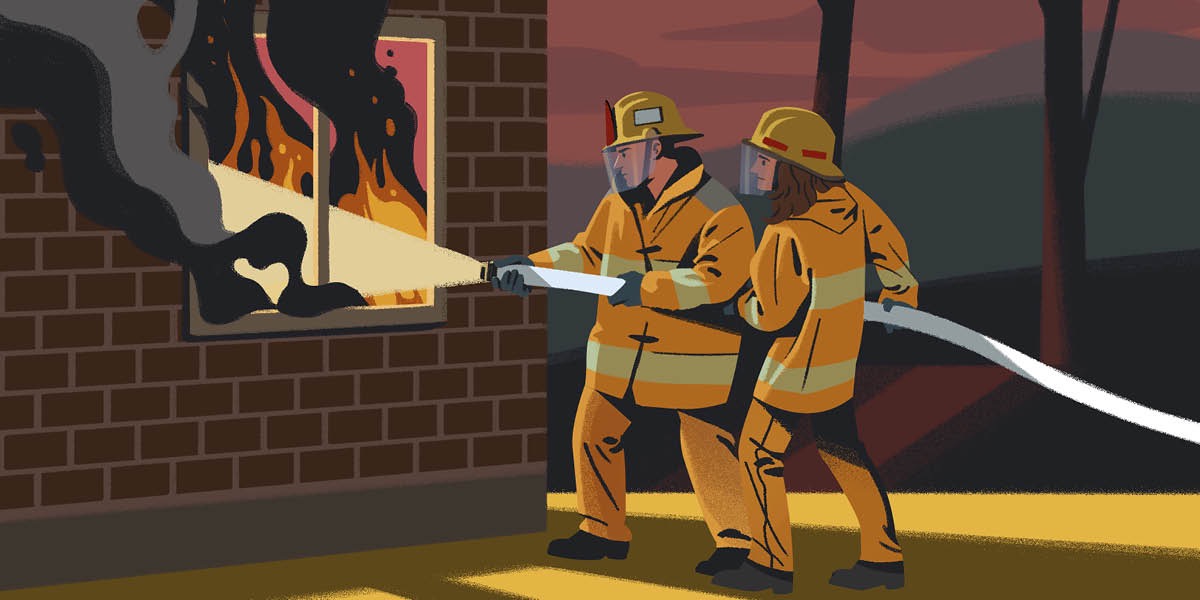 Un matrimonio apagando un incendio