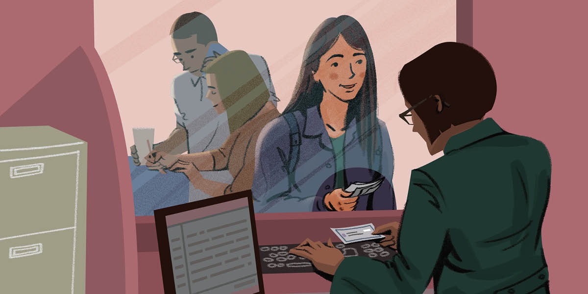 Una joven haciendo un pago en un banco