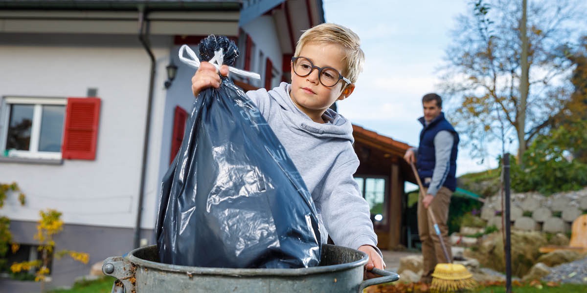 Un niño tirando la basura