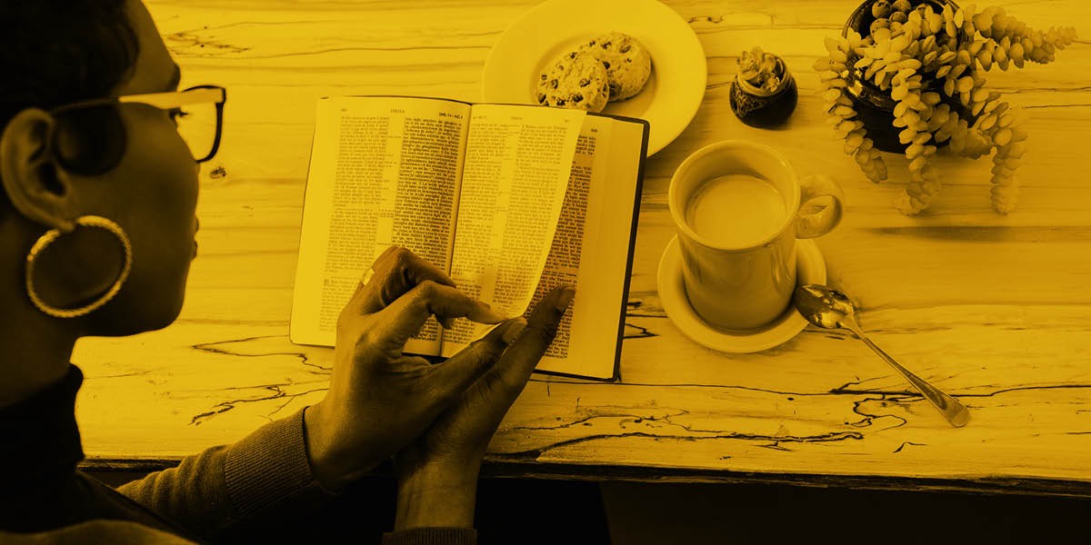 Una mujer leyendo la Biblia