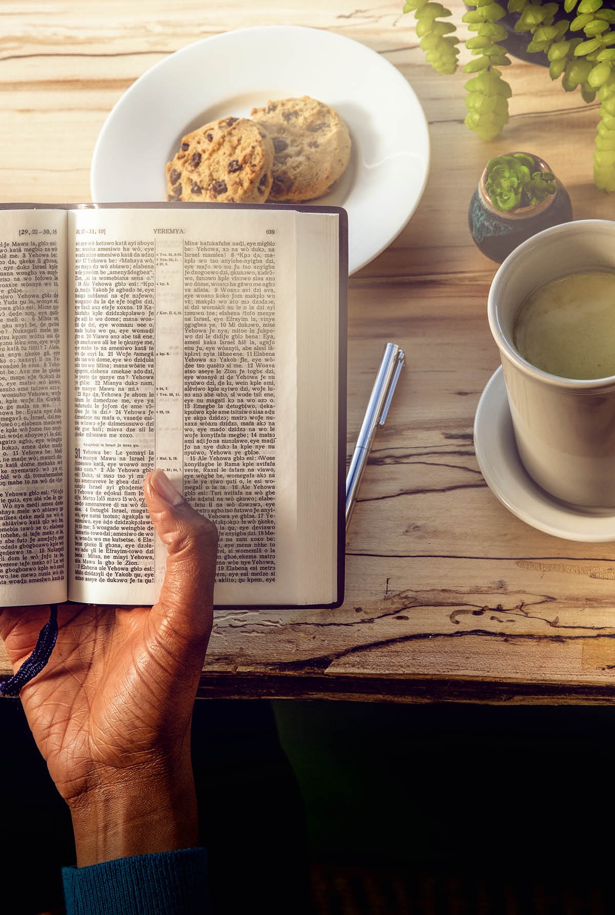 Una mujer leyendo la Biblia