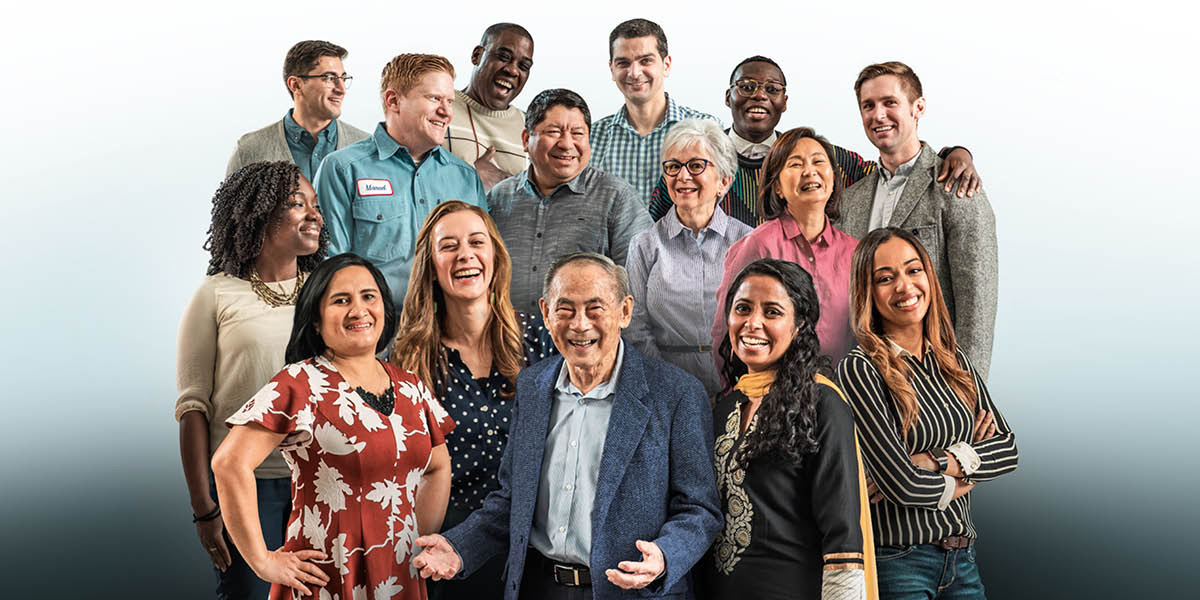 Un grupo de personas de diferentes edades y razas sonriendo.