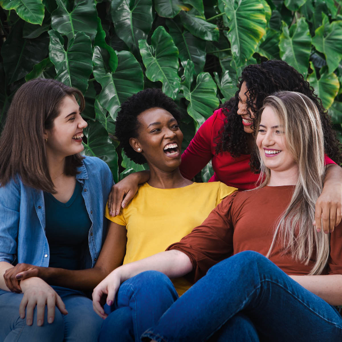 Mujeres de diferentes razas pasan un buen rato juntas.