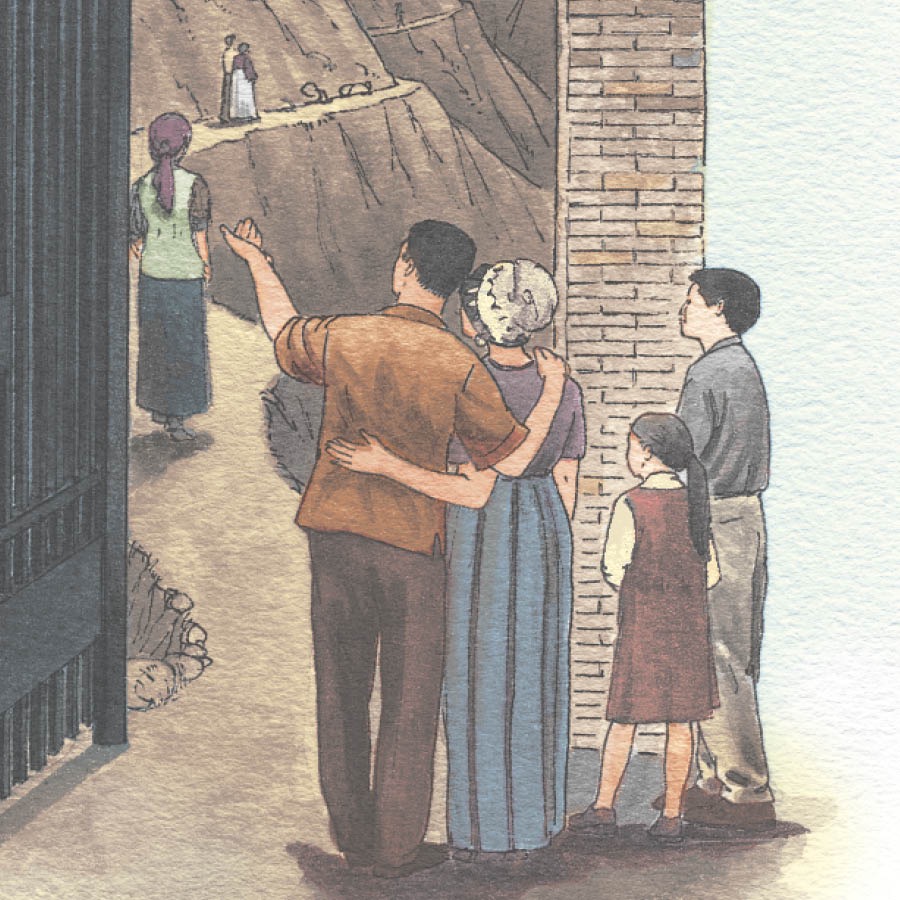 Una familia está parada junto a una puerta angosta mirando a la gente que va por un camino estrecho