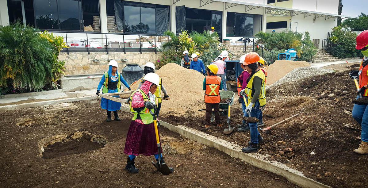 Un grupo de voluntarios preparando el terreno para los jardines de la RTO.