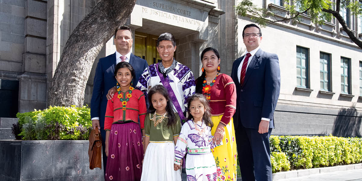 Una familia indígena de Testigos con otros hermanos de la sucursal de Centroamérica frente a la Suprema Corte de Justicia en la Ciudad de México.