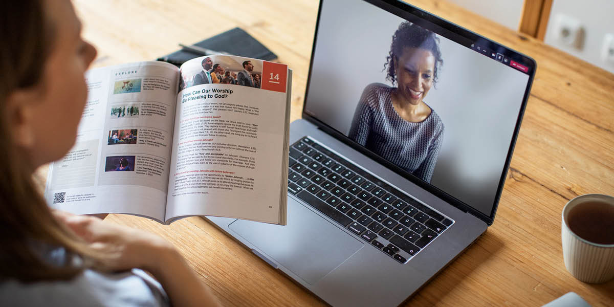 Una hermana dirigiendo un curso bíblico con este libro por videoconferencia.
