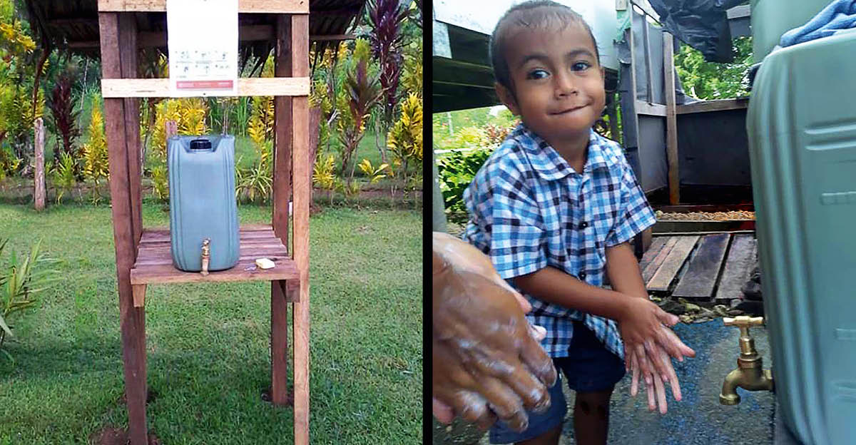 Serie de imágenes: 1. Una garrafa plástica con un grifo sirve de lavamanos portátil al aire libre. 2. Un niñito y un hermano usan un lavamanos de este tipo.