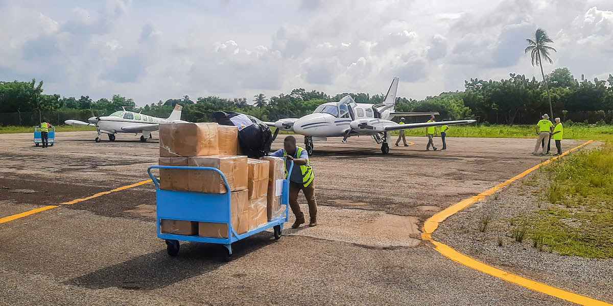 Se descargan de dos avionetas suministros para las labores de socorro.