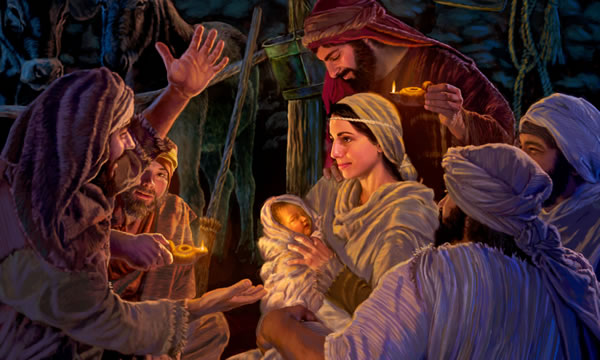 En el establo, María y José escuchan a los pastores mientras ella tiene en brazos a Jesús