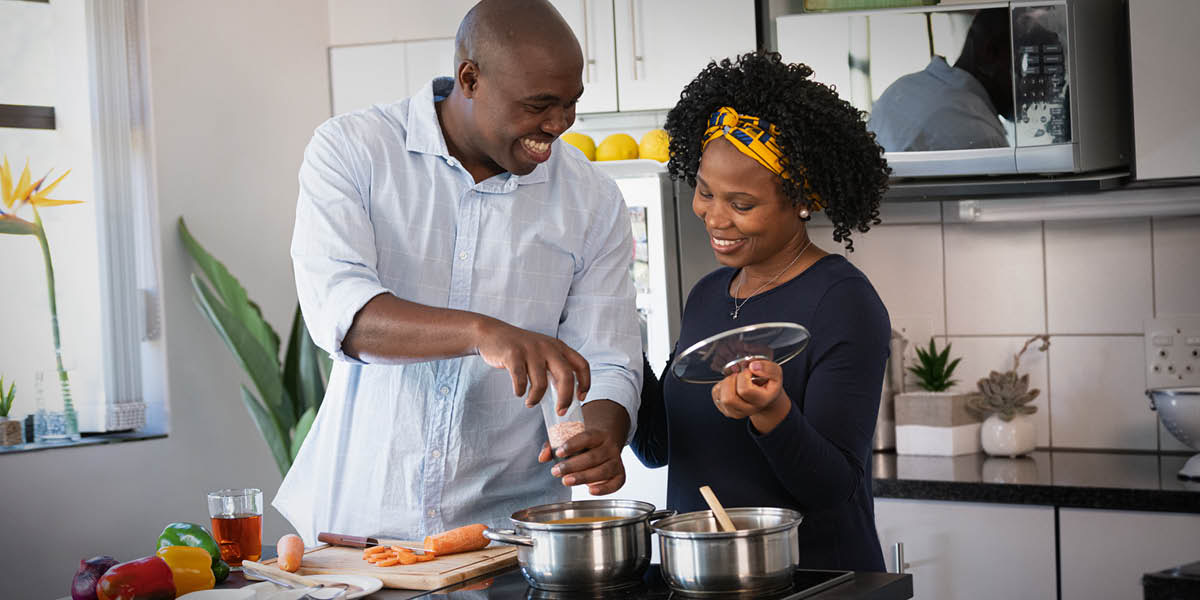 Un matrimonio disfrutando de cocinar juntos.