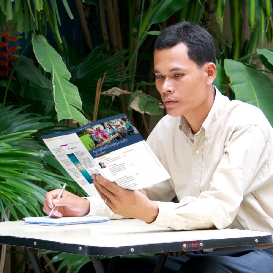 Un testigo de Jehová estudiando para una reunión de congregación