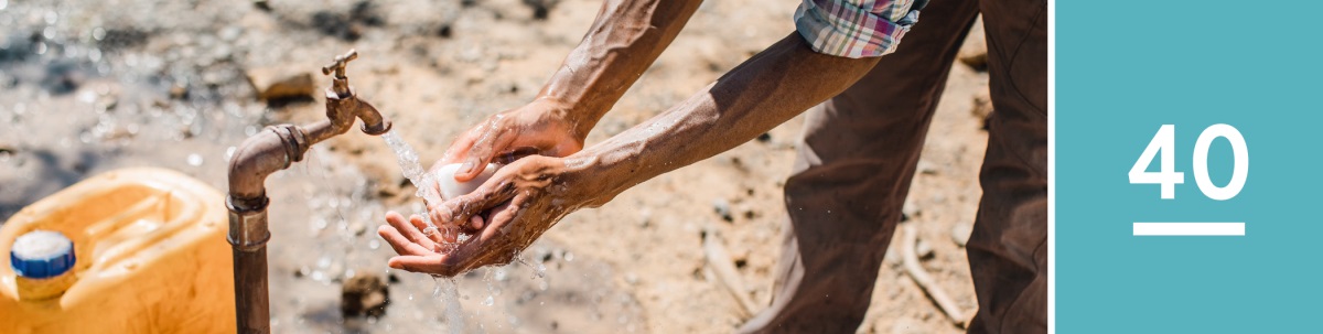 Lección 40. Un hombre lavándose las manos con agua y jabón.
