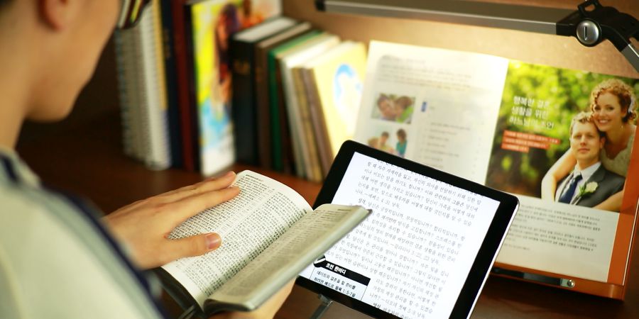 Un joven leyendo los consejos de la Biblia sobre el matrimonio y meditando en ellos