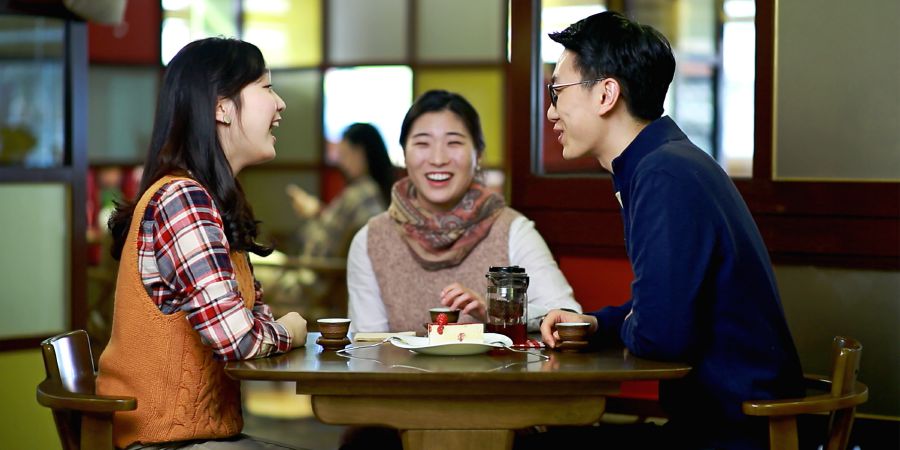 Una pareja de novios conversando