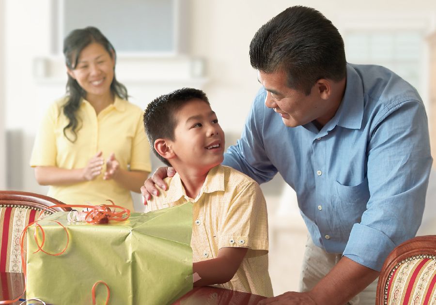 Unos padres le dan un regalo a su hijo