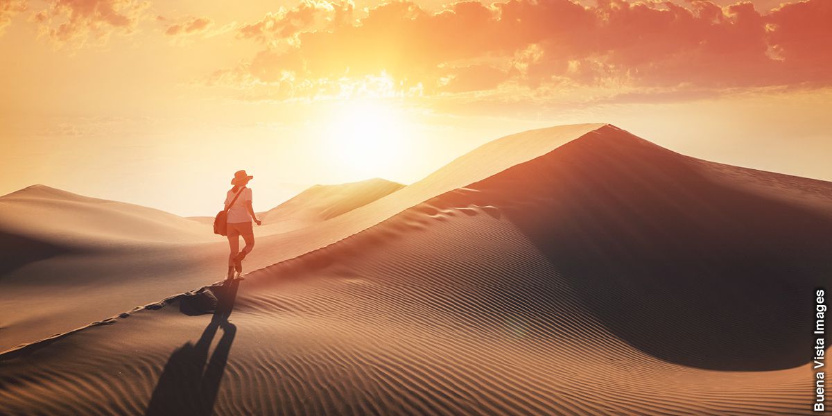 Una persona cruzando un desierto