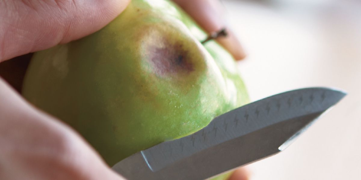 Una fruta con un pedazo en mal estado