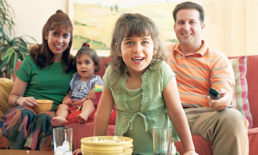 Una familia disfruta viendo la televisión