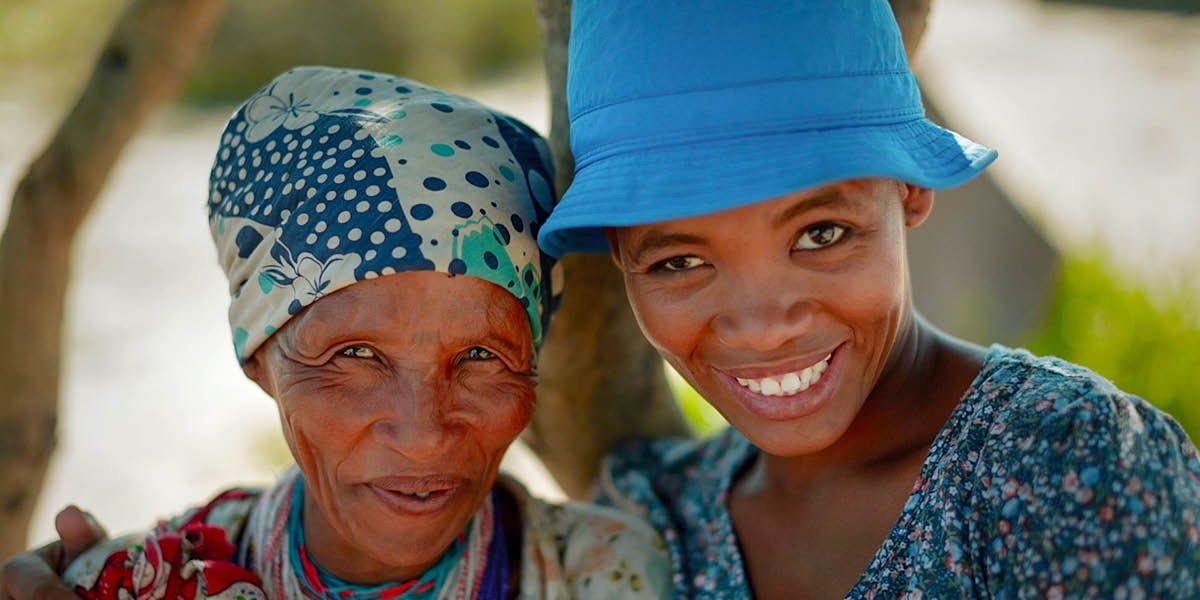 Una hermana con una mujer mayor en Namibia