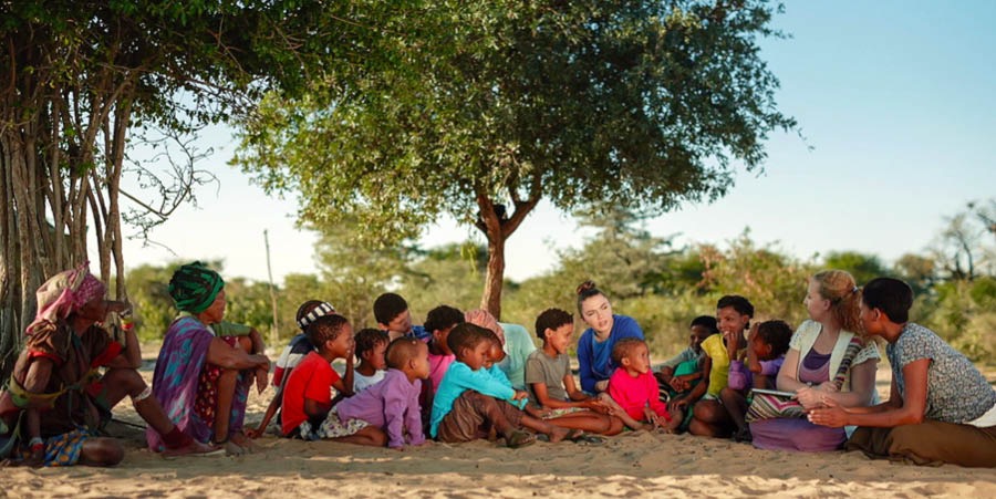 Niños viendo contentos los videos de jw.org en Namibia