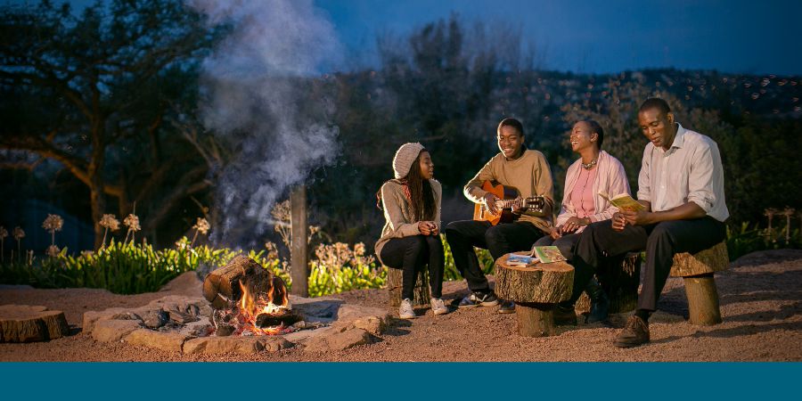 Una familia de Sudáfrica cantando durante su adoración en familia