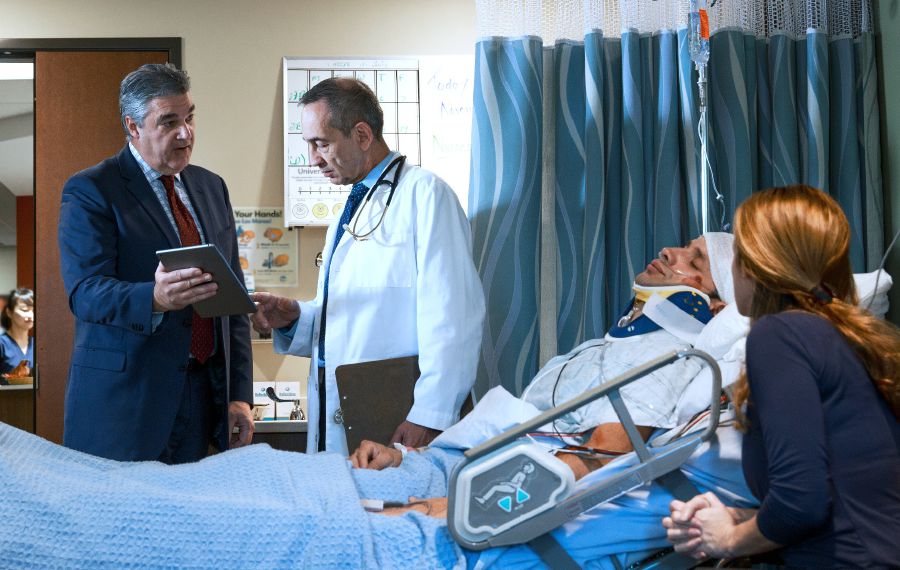 Un hermano está hospitalizado y un anciano de congregación habla con un doctor
