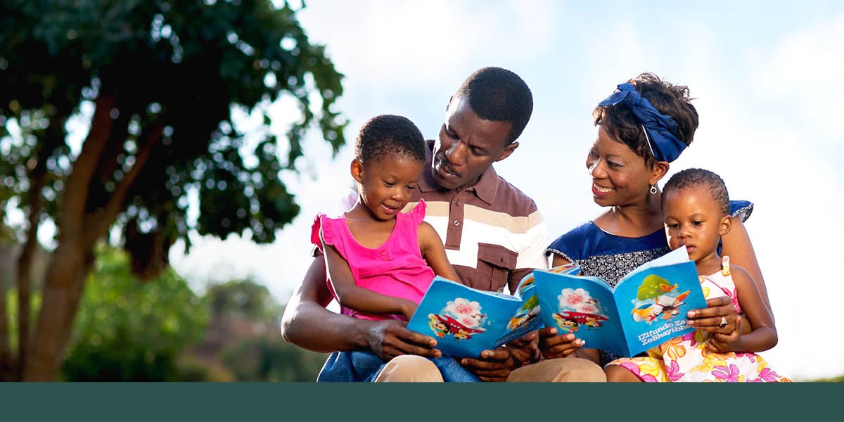 Unos padres enseñando a sus hijos en Sudáfrica