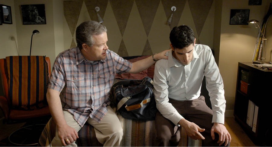 John Barker hablando con su hijo mayor, James