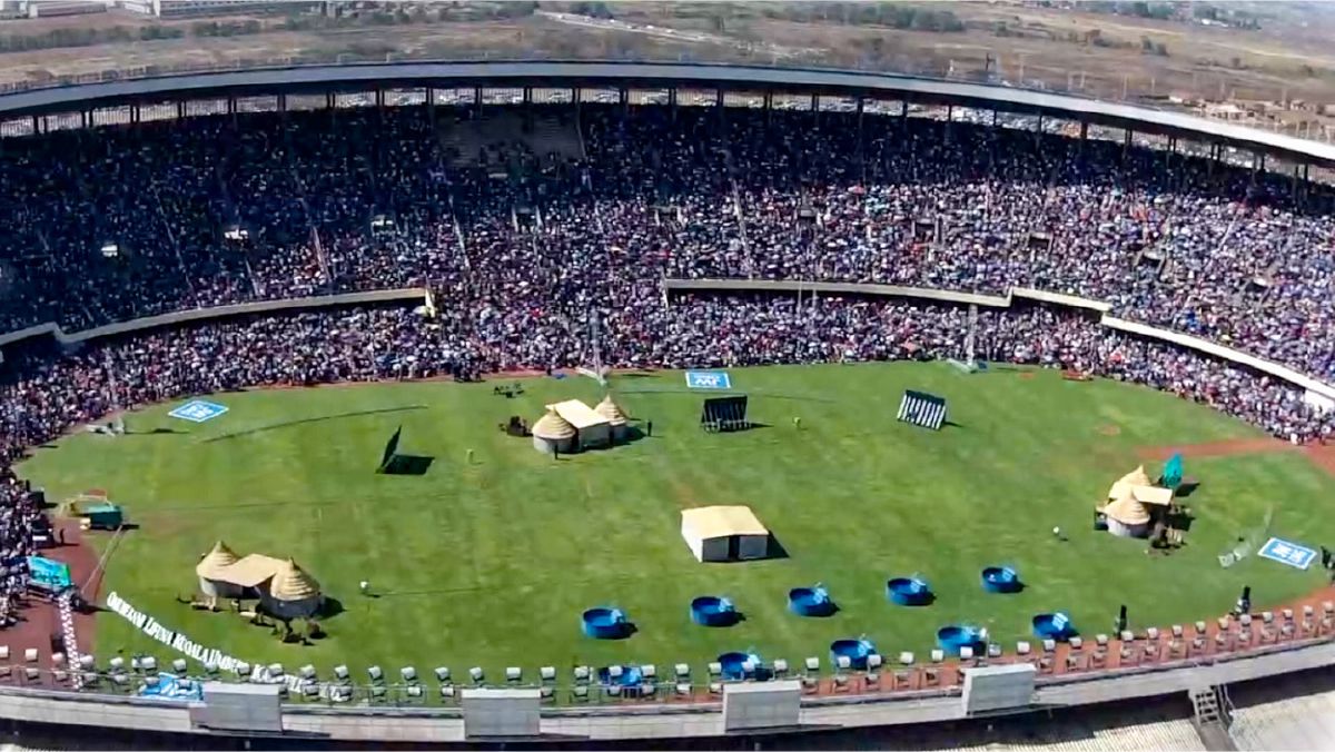 Un estadio lleno durante una asamblea