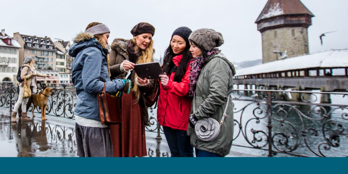 Unas hermanas en Suiza usando una tableta para predicar en la calle