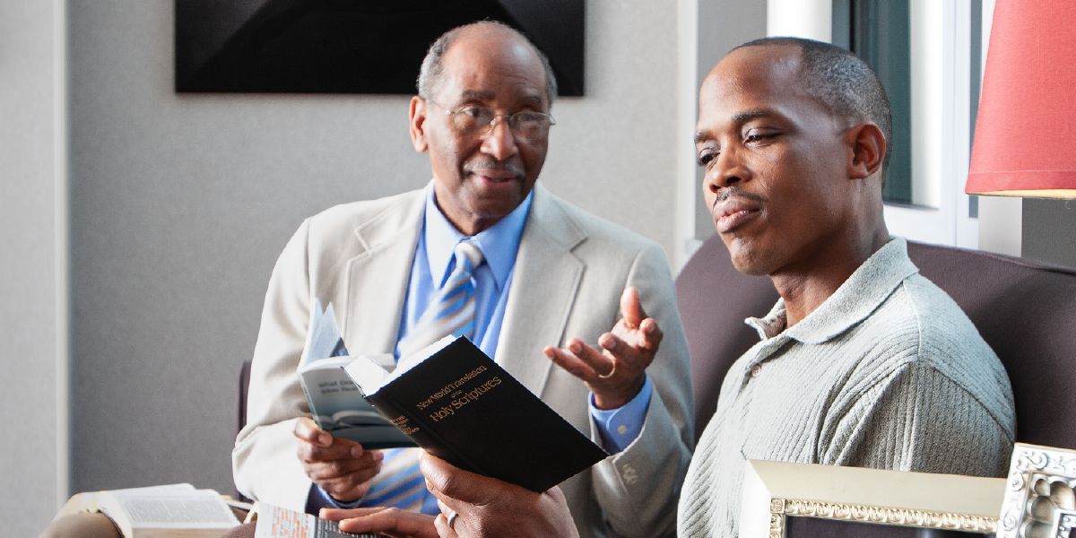 Un Testigo hablando con su estudiante de la Biblia