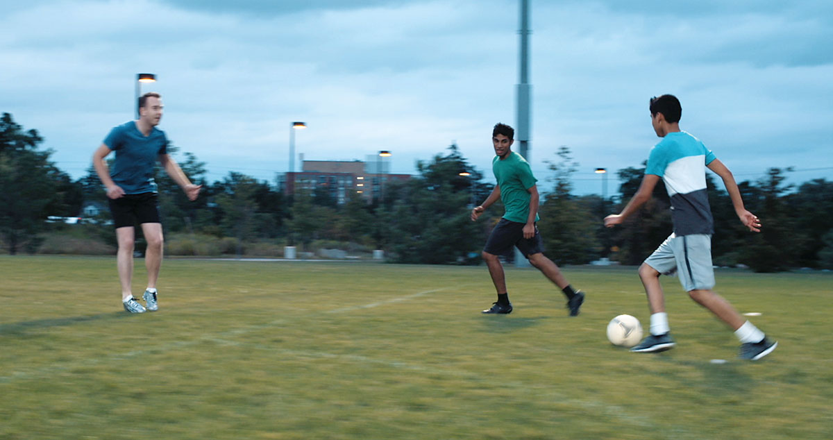 Unos Testigos jóvenes jugando al fútbol
