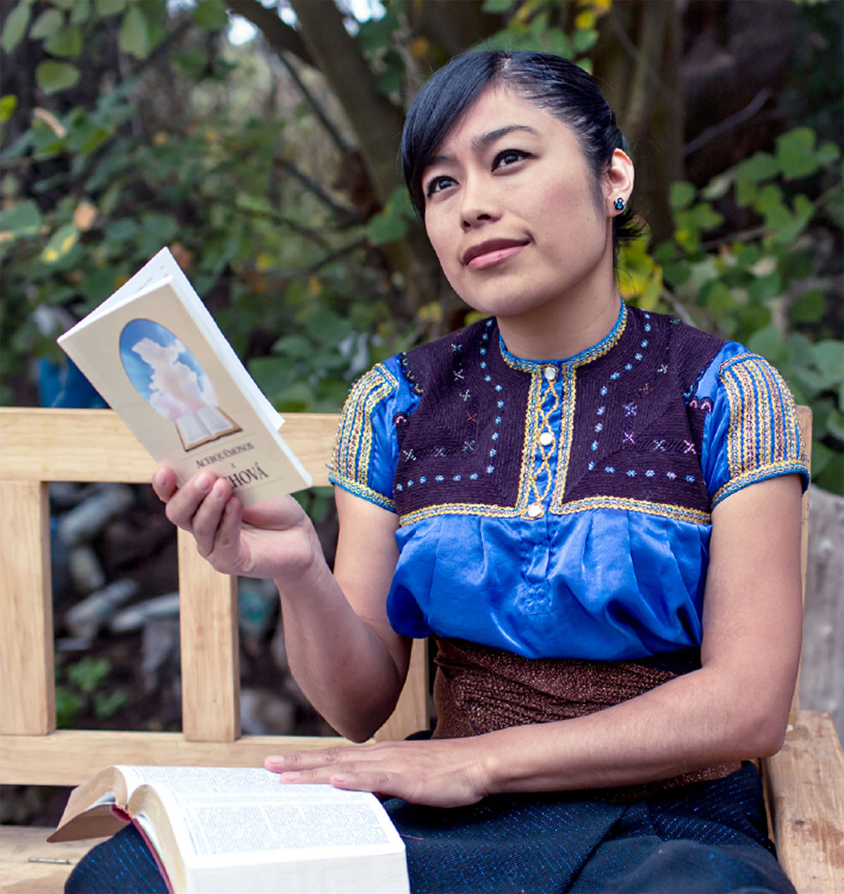 Una hermana meditando después de leer el libro Acerquémonos a Jehová y su Biblia