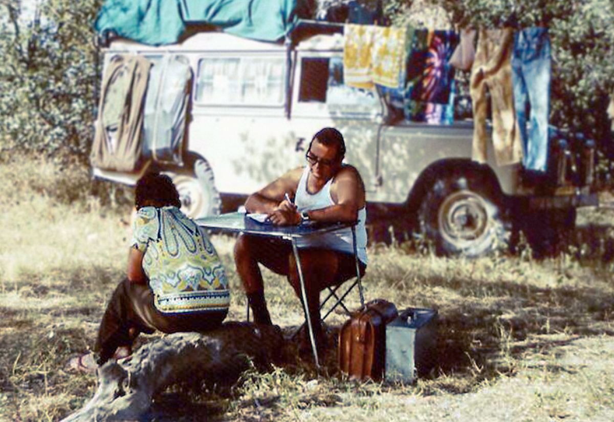 Un superintendente de circuito de África escribiendo un informe donde ha acampado